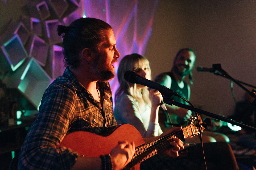 Michael singing with band members behind him
